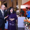 Стенды на церемонии посетили министр здравоохранения Дао Хонг Лан (справа) и посол Канады во Вьетнаме Шон Стейл. (Фото: Ван Диеп/ВИА)