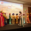Демонстрация вьетнамского традиционного длинного платья «Аозай» на мероприятии (Фото: vov.vn ) 