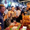 Туристы на фуд-корте ночного рынка Ханоя. (Фото: thanhnien.vn) 