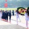 Руководители и бывшие руководители Партии и государства возложили венки к Мавзолею Хо Ши Мина. (Фото: ВИА)