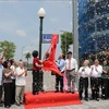 Руководители ВИА и города Бакжанг торжественно открывают табличку с названием улицы Чан Ким Суен 8 сентября. (Фото: ВИА) 