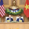 Премьер-министр Фам Минь Тьинь и президент США Джо Байден принимают участие во Вьетнамско-американском саммите по инвестициям и инновациям. (Фото: ВИА)