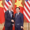Председатель Национального собрания Выонг Динь Хюэ на встрече с президентом США Джо Байденом. (Фото: Зоан Тан/ВИА)