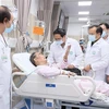 Премьер-министр Фам Минь Тьинь навестил пострадавшего в пожаре, находящегося на лечении в больнице Батьмай. (Фото: ВИА)