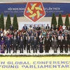 Председатель Национального собрания Выонг Динь Хюэ, Постоянный секретарь Секретариата ЦК КПВ Чыонг Тхи Май и делегаты сфотографировались вместе. (Фото: ВИА)
