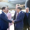 Посол Вьетнама в США Нгуен Куок Зунг (в первом ряду, второй справа) приветствует премьер-министра Фам Мин Тьиня (в первом ряду, первый слева) в Сан-Франциско. (Фото: ВИA)