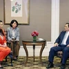 Премьер-министр Фам Минь Тьинь (справа на первом плане) и мэр города Окленд Шенг Тхао (слева на первом плане) во время встречи. (Фото: ВИA)