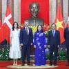 Вице-президент государства Во Тхи Ань Суан (в центре) приветствует наследного принца Дании Фредерика (второй слева) и наследную принцессу Мэри Элизабет. (Фото: ВИА) 