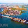 Контейнеровоз пришвартовался в международном порту Джемалинк, Бариа-Вунгтау. (Фото: Хонг Дат/ВИА)
