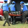 Военные медики быстро оказали помощь раненым инженерам, выполнившим задачу по обезвреживанию мин и взрывчатых веществ в лагере беженцев. (Фото: Опубликовано ВИА)