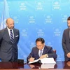 Министр иностранных дел Буй Тхань Шон подписал Соглашение о сохранении и устойчивом использовании биоразнообразия в водах за пределами национальной юрисдикции. (Фото: ВИА)