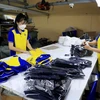 В мастерской по производству одежды в районе Биньань города Хошимин. (Фото: ВИA)