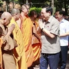 Председатель Национального собрания Выонг Динь Хюэ с монахами Ассоциации солидарности патриотических монахов провинции Шокчанг. (Фото: Зоан Тан/ВИА)