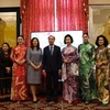 Супруги послов иностранных государств в США демонстрируют элегантность вьетнамского "аозай" (традиционного длинного платья). (Фото: ВИA)
