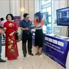 Представители FPT Group предлагают решения по цифровой трансформации некоторым предприятиям провинции Хайзыонг (Фото: ВИA)