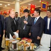 Министр промышленности и торговли Нгуен Хонг Зиен (в центре) посетил стенд компании-производителя сухофруктов Nafood, закрепившейся на российском рынке. (Фото: ВИА)