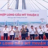 Премьер-министр Фам Минь Тьинь и делегаты провели церемонию соединения моста Митхуан 2. (Фото: Зыонг Жанг/ВИА)