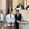 Профессор Марк Шарден и преподаватель Чан Куанг Хоа получили награду «Усилия по двустороннему сотрудничеству в области науки со странами АСЕАН», присуждаемую Французской академией наук. (Фото: ВИА)