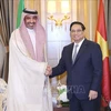Премьер-министр Фам Минь Тьинь принял министра человеческих ресурсов и социального развития Саудовской Аравии Ахмеда Аль-Раджи. (Фото: Зыонг Жанг/ВИА)