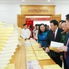 Руководители и делегаты посещают презентацию книги. (Фото: Фыонг Хоа/ВИА)