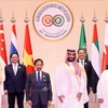 Премьер-министра Фам Минь Тьиня (2-й слева) и других глав делегаций на саммите АСЕАН - ССАГПЗ приветствует наследный принц и премьер-министр Саудовской Аравии Мухаммед бен Сальман Аль Сауд. (Фото: ВИA)