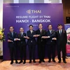 Заместитель премьер-министра Таиланда Парнпри Бахиддха-Нукара (третий слева) и г-н Нгуен Чунг Кхань - директор Национальной администрации туризма Вьетнама (второй справа) и делегаты в день объявления об восстановлении рейса Thai Airways. (Фото: Оргкомитет