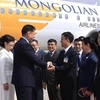 Президента Монголии Ухнаагийн Хурэлсуха и его супругу встречают в международном аэропорту Нойбай (Фото: ВИA)