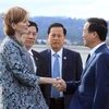 Президента Во Ван Тхыонга (справа) встречают в аэропорту Сан-Франциско (Фото: ВИA)