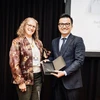 Доцент Чан Суан Бать (справа) получил награду за выдающиеся достижения в области экономики здравоохранения и результатов исследований в странах с низким и средним уровнем доходов (Фото: nld.com.vn)
