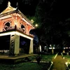 Ванмиеу - Квок Ту Жам в ночное время (Фото: ВИА) 
