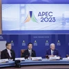 Президент Вьетнама Во Ван Тхыонг (на первом плане в центре) и другие лидеры экономик АТЭС во время диалога с гостями в Сан-Франциско 16 ноября (Фото: ВИA)
