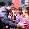 Премьер-министр Фам Минь Тьинь посетил учителей и учеников начальной школы для этнических меньшинств Патан общины Патан уезда Шинхо. (Фото: ВИA)