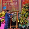 Заместитель премьер-министра Чан Хонг Ха вечером 21 ноября ударил в гонг, открывая 22-ой Вьетнамский кинофестиваль. (Фото: ВИА)