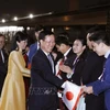 Президента Во Ван Тхыонга и его супругу встречают в международном аэропорту Ханэда. (Фото: ВИA)