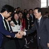 Президент Во Ван Тхыонг вручает подарок президенту университета Кюсю Исибаси Тацуро (Фото: ВИA)