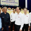 Президент Во Ван Тхыонг (третий справа) встречается с избирателями в центральном городе Дананг 5 декабря 2023 года. (Фото: ВИA)