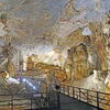 Посетители пещеры Тхиен Дыонг (Райская) в национальном парке Фонгня - Кебанг (Фото: ВИA) 