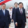Премьер-министра Камбоджи Самдех Моха Бовор Тхипадей Хун Мане (слева) встречает министр - заведующий канцелярией правительства Чан Ван Шон (спереди, справа) в международном аэропорту Нойбай утром 11 декабря. (Фото: ВИA) 