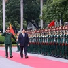 Премьер-министр Фам Тьинь Тьинь посещает Национальную академию обороны. (Фото: ВИA)