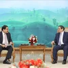 Премьер-министр Фам Минь Тьинь (справа) и председатель совета директоров Adani Group Гаутам Адани на встрече в Ханое 22 декабря (Фото: ВИA)
