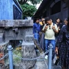 Иностранные посетители тюрьмы Хоало, памятного места в Ханое. (Фото: ВИA)