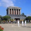 Делегации выстраиваются в очередь, чтобы отдать дань уважения президенту Хо Ши Мину у его мавзолея в Ханое. (Фото: ВИA)