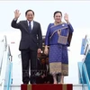 Премьер-министр Лаоса Сонексай Сипхандон с супругой прибывает в Ханойский международный аэропорт Нойбай 6 января (Фото: ВИA)