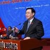 Председатель НС Выонг Динь Хюэ выступает на встрече с рабочими в городе Хайфон 6 января. (Фото: ВИA)