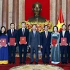 Президент Во Ван Тхыонг, послы и главы представительств Вьетнама за рубежом. (Фото: ВИA)