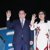 Премьер-министр Фам Минь Тьинь и его супруга покидают Ханой 16 января рано утром, чтобы принять участие в 54-й ежегодной встрече Всемирного экономического форума (ВЭФ-54) в Давосе, Швейцария, и посетить с официальными визитами Венгрию и Румынию. (Фото: ВИ