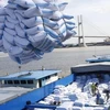 Мешки с рисом грузят на судно для транспортировки. (Фото: ВИA)