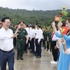 Президент Во Ван Тхыонг (слева) посещает 152-й полк 9-го военного округа (Фото: ВИA)