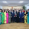 Премьер-министр Фам Минь Тьинь встречается с сотрудниками посольства Вьетнама и представителями вьетнамской общины в Румынии в Бухаресте 20 января. (Фото: ВИA)