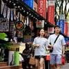 Корейские туристы на книжной улице в Хошимине. (Фото: ВИА) 
